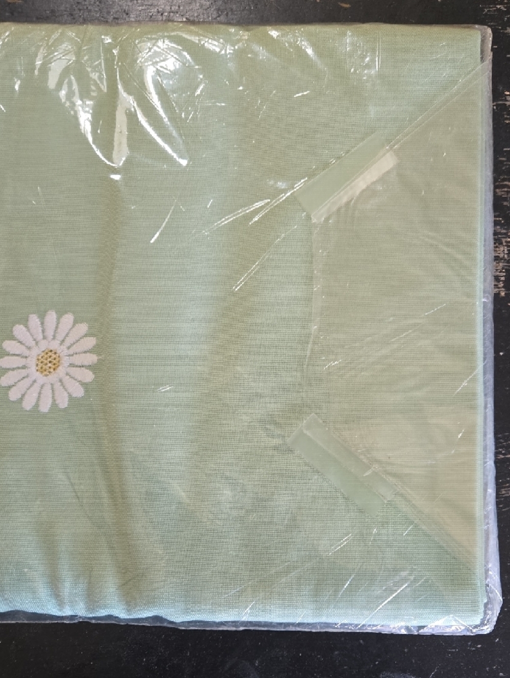 Matouk Green Daisy Embroidered Table Linen - Picture 5 of 5